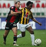 Nijmegen, 3 Mei 2006 Wedstrijd in de Play offs 2e wedstrijd NEC-Vitesse, eindstand 1-1 Seizoen 2005/2006
Said Boutahar in duel met Purrel Frankel
© foto Edwin van Zandvoort