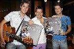 Hilversum 12 mei 2006
Presentatie cd Nick en Simon (Nick Schilder en Simon Keizer).
Jan Smit reikt eerste cd uit