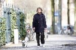 Amsterdam 14 april 2006
Simone Kleinsma wandelend met haar hondje