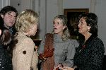 Amsterdam, 13 Maart 2006 Modeshow Frans Molenaar Zomerseizoen 2006
Sylvia Schmeitz in gesprek met o.a. Sylvia Toth en geheel links haar vriend waar ze niet mee op de foto wilde