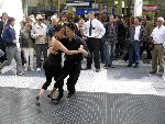Buenos Aires 29 maart 2006
2 mensen dansen de tango in de straten van Buenos Aires.