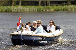 Amsterdam 4 mei 2006
Ton Veerkamp en Hanny Veerkamp en Rossana Lima met kinderen varen met boot op de Amstel