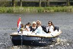 Amsterdam 4 mei 2006
Ton Veerkamp en Hanny Veerkamp en Rosanna Lima met kinderen varen met boot op de Amstel