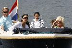 Amsterdam 4 mei 2006
Ton Veerkamp en Hanny Veerkamp en Rossana Lima met kinderen varen met boot op de Amstel