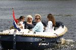 Amsterdam 4 mei 2006
Ton Veerkamp en Hanny Veerkamp en Rossana Lima met kinderen varen met boot op de Amstel