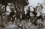 Tour de France 1920 met rokende en drinkende wielrenners