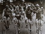Tour de France 1920 met rokende en drinkende wielrenners