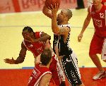 Den Bosch, 18 Mei 2006
Play Offs Basketbal Ned, Kampioenschap tussen Eifel Towers Den Bosch- MPC Capitols, eindstand 86-82 in The best of Seven De stand na 3 wedstrijden 2-1 in het voordeel van Den Bosch
Travis Reed
© foto Edwin van Zandvoort