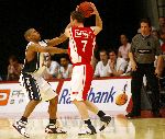 Den Bosch, 18 Mei 2006
Play Offs Basketbal Ned, Kampioenschap tussen Eifel Towers Den Bosch- MPC Capitols, eindstand 86-82 in The best of Seven De stand na 3 wedstrijden 2-1 in het voordeel van Den Bosch Travis Young
© foto Edwin van Zandvoort