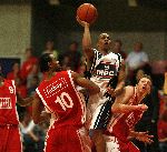 Den Bosch, 18 Mei 2006
Play Offs Basketbal Ned, Kampioenschap tussen Eifel Towers Den Bosch- MPC Capitols, eindstand 86-82 in The best of Seven De stand na 3 wedstrijden 2-1 in het voordeel van Den Bosch Travis Young
© foto Edwin van Zandvoort