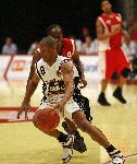 Den Bosch, 18 Mei 2006
Play Offs Basketbal Ned, Kampioenschap tussen Eifel Towers Den Bosch- MPC Capitols, eindstand 86-82 in The best of Seven De stand na 3 wedstrijden 2-1 in het voordeel van Den Bosch
Travis Young
© foto Edwin van Zandvoort