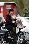 Amsterdam 6 april 2006
 Trijntje Oosterhuis met zoontje boodschappen doen op de fiets