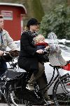 Amsterdam 6 april 2006
 Trijntje Oosterhuis met zoontje boodschappen doen op de fiets