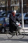 Amsterdam 22 maart 2006
Wim Kok op weg naar zijn werk op de fiets