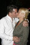 Rotterdam 28 april 2006
Nacht van Oranje in Ahoy.
Wolter Kroes met vriendin en verloofde kussend