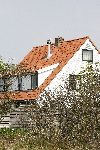 Bergen aan zee 6 mei 2006
Youp van t Hek  en  Debbie Petter hun vakantiehuis. op de schoorsteen zitten 2 witte duiven