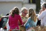 Bergen aan zee 6 mei 2006
Youp van t Hek boodschappen doen in Bergen. Youp deelt handtekeningen uit aan jeugdige fans