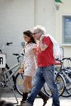 Bergen aan zee 6 mei 2006
Youp van t Hek boodschappen doen met dochter