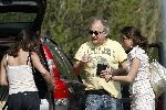 Bergen aan zee 6 mei 2006
Youp van t Hek  met zijn dochter en vrouw Debbie Petter