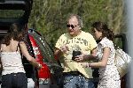 Bergen aan zee 6 mei 2006
Youp van t Hek  met zijn dochter en vrouw Debbie Petter