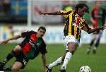 Nijmegen, 3 Mei 2006 Wedstrijd in de Play offs 2e wedstrijd NEC-Vitesse, eindstand 1-1 Seizoen 2005/2006
Youssof Hersi in duel met Ronildo Tininho
© foto Edwin van Zandvoort