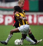 Nijmegen, 3 Mei 2006 Wedstrijd in de Play offs 2e wedstrijd NEC-Vitesse, eindstand 1-1 Seizoen 2005/2006
Youssof Hersi in duel met Rutger Worm
© foto Edwin van Zandvoort
