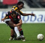 Nijmegen, 3 Mei 2006 Wedstrijd in de Play offs 2e wedstrijd NEC-Vitesse, eindstand 1-1 Seizoen 2005/2006
Youssof Hersi in duel met Said Boutahar
© foto Edwin van Zandvoort