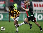 Nijmegen, 3 Mei 2006 Wedstrijd in de Play offs 2e wedstrijd NEC-Vitesse, eindstand 1-1 Seizoen 2005/2006
Youssof Hersi in duel met Bjorn v d Doelen
© foto Edwin van Zandvoort
