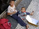 Buenos Aires 29 maart 2006
2 zwerfkinderen in de straten van Buenos Aires.
een jongetje geeft zijn 6 maanden oude broertje yochurt die hij van een mevrouw gekregen heeft.