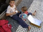 Buenos Aires 29 maart 2006
2 zwerfkinderen in de straten van Buenos Aires.
een jongetje geeft zijn 6 maanden oude broertje yochurt die hij van een mevrouw gekregen heeft.