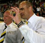 Breda, 9 Mei 2006 Laatste wedstrijd in de play-offs voor degradatie/promotie eredivisie Seizoen 2005/2006
NAC-FC Volendam, eindstand 0-0
Blijdschap en gelukssteen bij John Karelse en Koos Waslander
© Edwin van Zandvoort