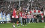 Eindhoven, 2 Mei 2007 Tweed agen na het onverwachte landskampioenschap van PSV Seizoen 2006/2007 was er een huldiging voor de PSV Selektie.
Op de foto Alex PSV met Eduardo Alcides