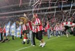 Eindhoven, 2 Mei 2007 Tweed agen na het onverwachte landskampioenschap van PSV Seizoen 2006/2007 was er een huldiging voor de PSV Selektie.
Op de foto Alex PSV met Eduardo Alcides en Diego Tardelli