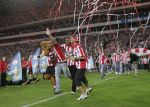 Eindhoven, 2 Mei 2007 Tweed agen na het onverwachte landskampioenschap van PSV Seizoen 2006/2007 was er een huldiging voor de PSV Selektie.
Op de foto Alex PSV met Eduardo Alcides en Diego Tardelli