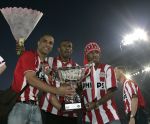 Eindhoven, 2 Mei 2007 Tweed agen na het onverwachte landskampioenschap van PSV Seizoen 2006/2007 was er een huldiging voor de PSV Selektie.
Op de foto Alex PSV met Eduardo Alcides, Jefferson Farfan