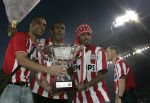 Eindhoven, 2 Mei 2007 Tweed agen na het onverwachte landskampioenschap van PSV Seizoen 2006/2007 was er een huldiging voor de PSV Selektie.
Op de foto Alex PSV met Eduardo Alcides en Jefferson Farfan