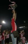 Eindhoven, 2 Mei 2007 Tweed agen na het onverwachte landskampioenschap van PSV Seizoen 2006/2007 was er een huldiging voor de PSV Selektie.
Op de foto Alex PSV met de stadsbeker