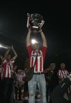 Eindhoven, 2 Mei 2007 Tweed agen na het onverwachte landskampioenschap van PSV Seizoen 2006/2007 was er een huldiging voor de PSV Selektie.
Op de foto Alex PSV met de stadsbeker