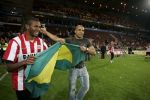 Eindhoven, 2 Mei 2007 Tweed agen na het onverwachte landskampioenschap van PSV Seizoen 2006/2007 was er een huldiging voor de PSV Selektie.
Op de foto Alex PSV met Eduardo Alcides