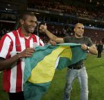 Eindhoven, 2 Mei 2007 Tweed agen na het onverwachte landskampioenschap van PSV Seizoen 2006/2007 was er een huldiging voor de PSV Selektie.
Op de foto Alex PSV met Eduardo Alcides