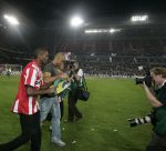Eindhoven, 2 Mei 2007 Tweed agen na het onverwachte landskampioenschap van PSV Seizoen 2006/2007 was er een huldiging voor de PSV Selektie.
Op de foto Alex PSV met Eduardo Alcides