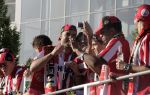 Eindhoven, 2 Mei 2007 Tweed agen na het onverwachte landskampioenschap van PSV Seizoen 2006/2007 was er een huldiging voor de PSV Selektie.
Op de foto Alex PSV met  Jefferson Farfan en Gomes