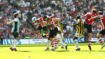 Eindhoven, 29 April 2007 Kampioenswestrijd PSV-Vitesse, eindstand 5-1
Seizoen 2006/2007 Onverwachts landskampioenschap voor PSV doordat de concurrent AZ verloor en Ajax een doelpunt tekort kwam.
ALEX PSV scoort
Verder op de foto Timmy Simons & Doelman Vladimir Stojkovic