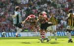 Eindhoven, 29 April 2007 Kampioenswestrijd PSV-Vitesse, eindstand 5-1
Seizoen 2006/2007 Onverwachts landskampioenschap voor PSV doordat de concurrent AZ verloor en Ajax een doelpunt tekort kwam.
ALEX PSV scoort
Verder op de foto Timmy Simons & Doelman Vladimir Stojkovic