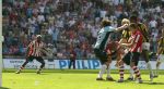 Eindhoven, 29 April 2007 Kampioenswestrijd PSV-Vitesse, eindstand 5-1
Seizoen 2006/2007 Onverwachts landskampioenschap voor PSV doordat de concurrent AZ verloor en Ajax een doelpunt tekort kwam.
ALEX PSV scoort
Verder op de foto Timmy Simons & Doelman Vladimir Stojkovic