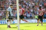Eindhoven, 29 April 2007 Kampioenswestrijd PSV-Vitesse, eindstand 5-1
Seizoen 2006/2007 Onverwachts landskampioenschap voor PSV doordat de concurrent AZ verloor en Ajax een doelpunt tekort kwam.
ALEX PSV heeft haast nadat hij heeft gescoord.