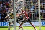 Eindhoven, 29 April 2007 Kampioenswestrijd PSV-Vitesse, eindstand 5-1
Seizoen 2006/2007 Onverwachts landskampioenschap voor PSV doordat de concurrent AZ verloor en Ajax een doelpunt tekort kwam.
ALEX PSV heeft haast nadat hij heeft gescoord.