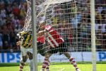 Eindhoven, 29 April 2007 Kampioenswestrijd PSV-Vitesse, eindstand 5-1
Seizoen 2006/2007 Onverwachts landskampioenschap voor PSV doordat de concurrent AZ verloor en Ajax een doelpunt tekort kwam.
ALEX PSV heeft haast nadat hij heeft gescoord.