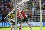 Eindhoven, 29 April 2007 Kampioenswestrijd PSV-Vitesse, eindstand 5-1
Seizoen 2006/2007 Onverwachts landskampioenschap voor PSV doordat de concurrent AZ verloor en Ajax een doelpunt tekort kwam.
ALEX PSV heeft haast nadat hij heeft gescoord.