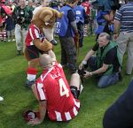 Eindhoven, 29 April 2007 Kampioenswestrijd PSV-Vitesse, eindstand 5-1
Seizoen 2006/2007 Onverwachts landskampioenschap voor PSV doordat de concurrent AZ verloor en Ajax een doelpunt tekort kwam
Alex PSV wordt overeind geholpen door Phoxy en fotograaf Rene Mertens kijkt toe